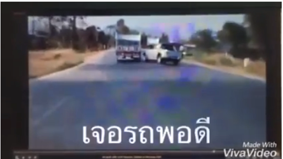 บอกแล้ว"ห้ามแซงทางโค้ง"..!!!! (ชมคลิป)