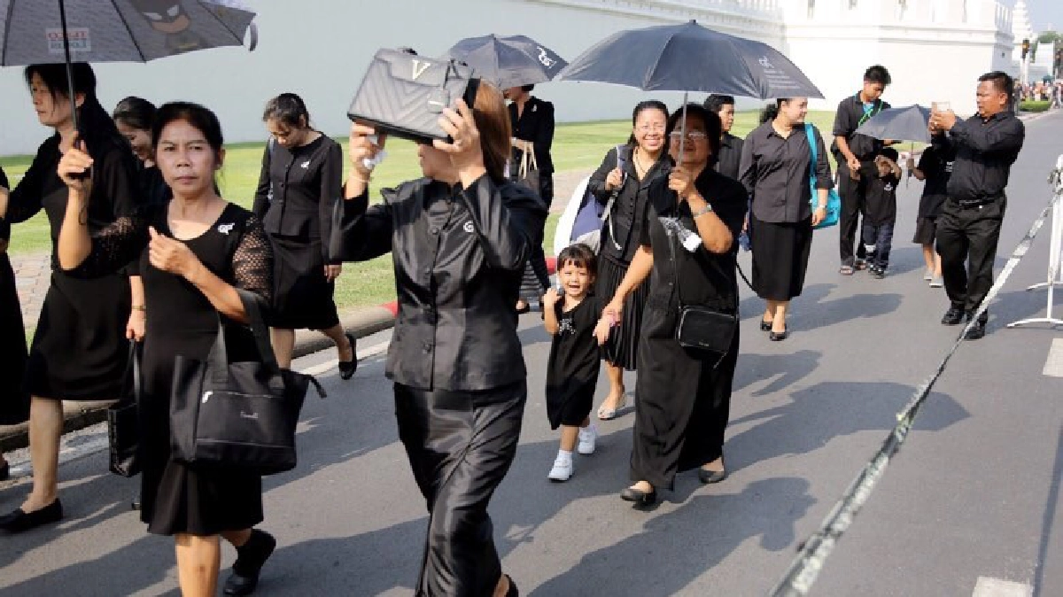 ทุกวันนี้เปิดทีวีเห็นข่าวในหลวง ร.9 ยังร้องไห้ตลอด
