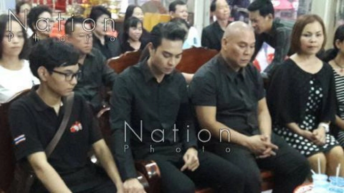 “โหน่ง-ลูกชาย"ร่วมงานศพคู่กรณีขับรถชน “โหน่ง-ลูกชาย"ร่วมงานศพคู่กรณีขับรถชน