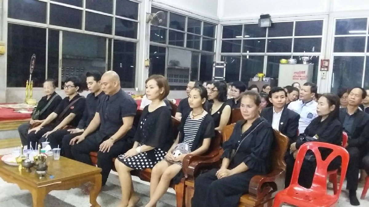 ‘โหน่ง’พาลูกชายฟังสวดศพวิศวกร