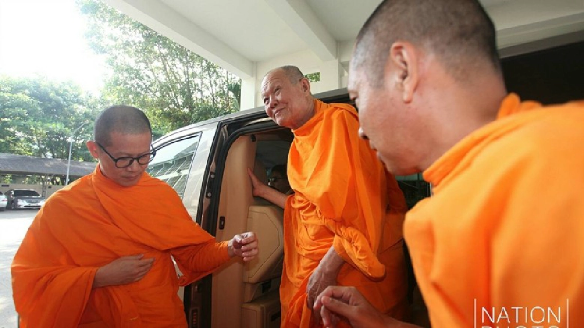 พระทัตตชีโว เข้าพบอัยการรับทราบข้อหา 