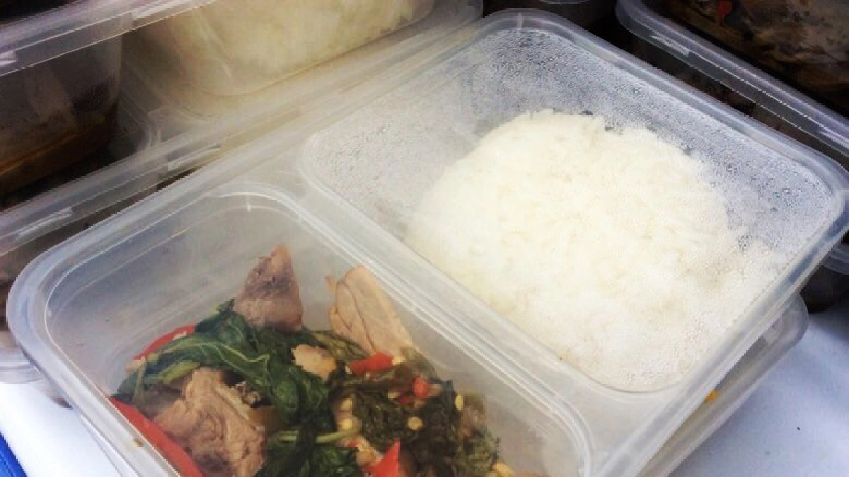 รอคิวกราบพระบรมศพมีอาหารแจกจ่ายทั้งวัน