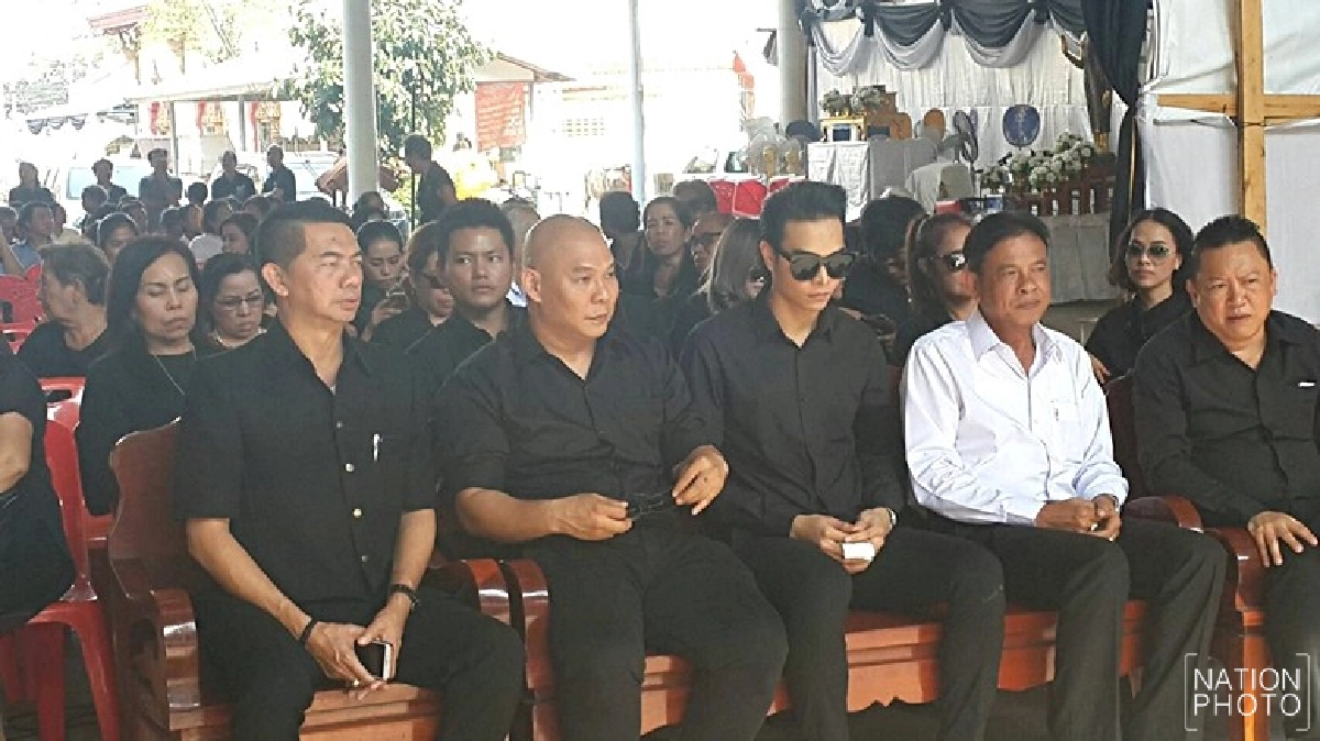 ‘โหน่ง-ลูกชาย’ร่วมงานฌาปนกิจศพวิศวกร
