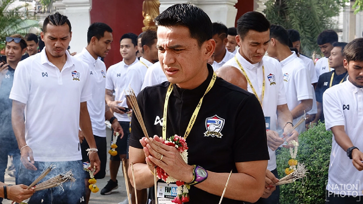 ช้างศึกไหว้ศาลพระภูมิเจ้าที่ก่อนดวลแข้งทีมซาอุดิอารเบีย