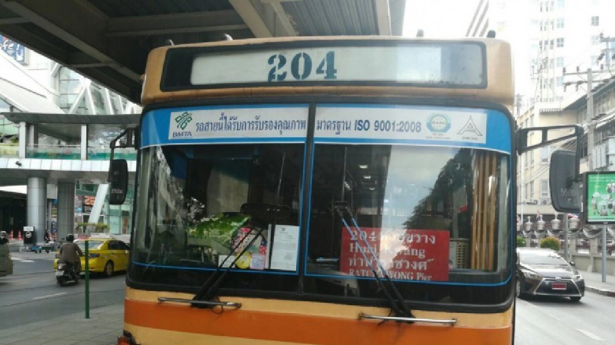 เมล์204ทับพนง.แบงก์ออมสินดับกลางถนน
