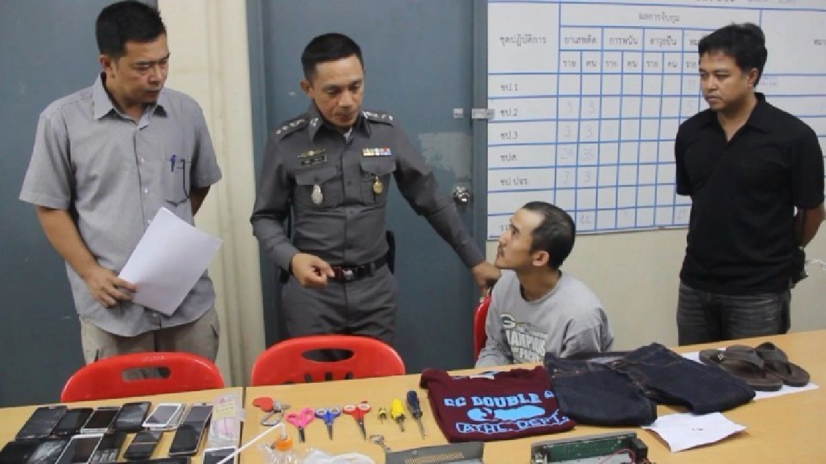 ตร.บุกจับช่างเหล็กลักทรัพย์ยึดของกลางอื้อ ตร.บุกจับช่างเหล็กลักทรัพย์ยึดของกลางอื้อ