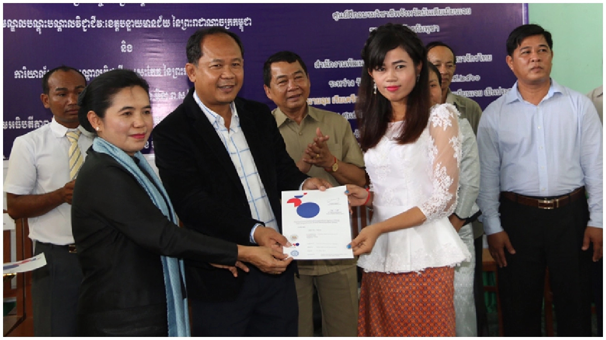 แรงงานกัมพูชา  แห่!! ฝึกซ่อมคอมพ์!!