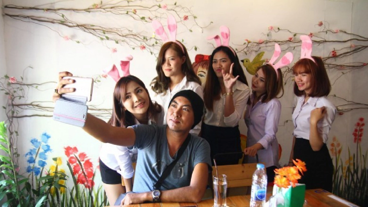 ร้านกาแฟไอเดียเก๋!! แต่งชุดบันนี่เกิร์ลเรียกลูกค้า