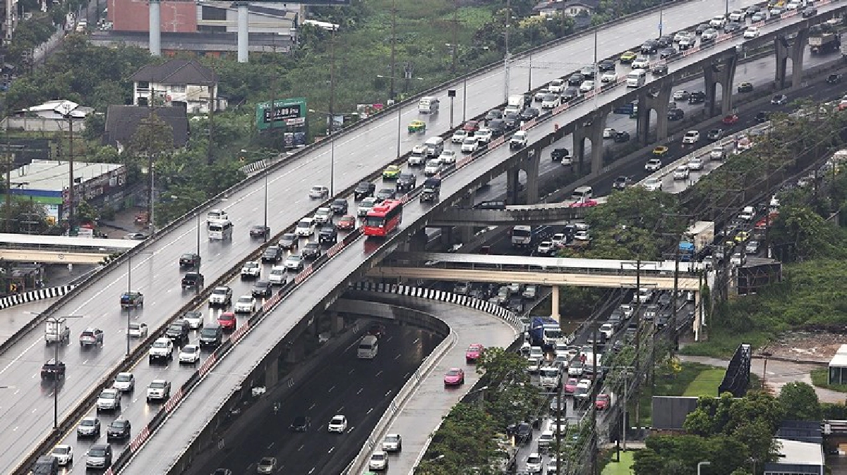 การจราจร ถ.บางนา-ตราด ติดยาวหลังฝนถล่มตลอดคืน (ภาพชุด) การจราจร ถ.บางนา-ตราด ติดยาวหลังฝนถล่มตลอดคืน (ภาพชุด)