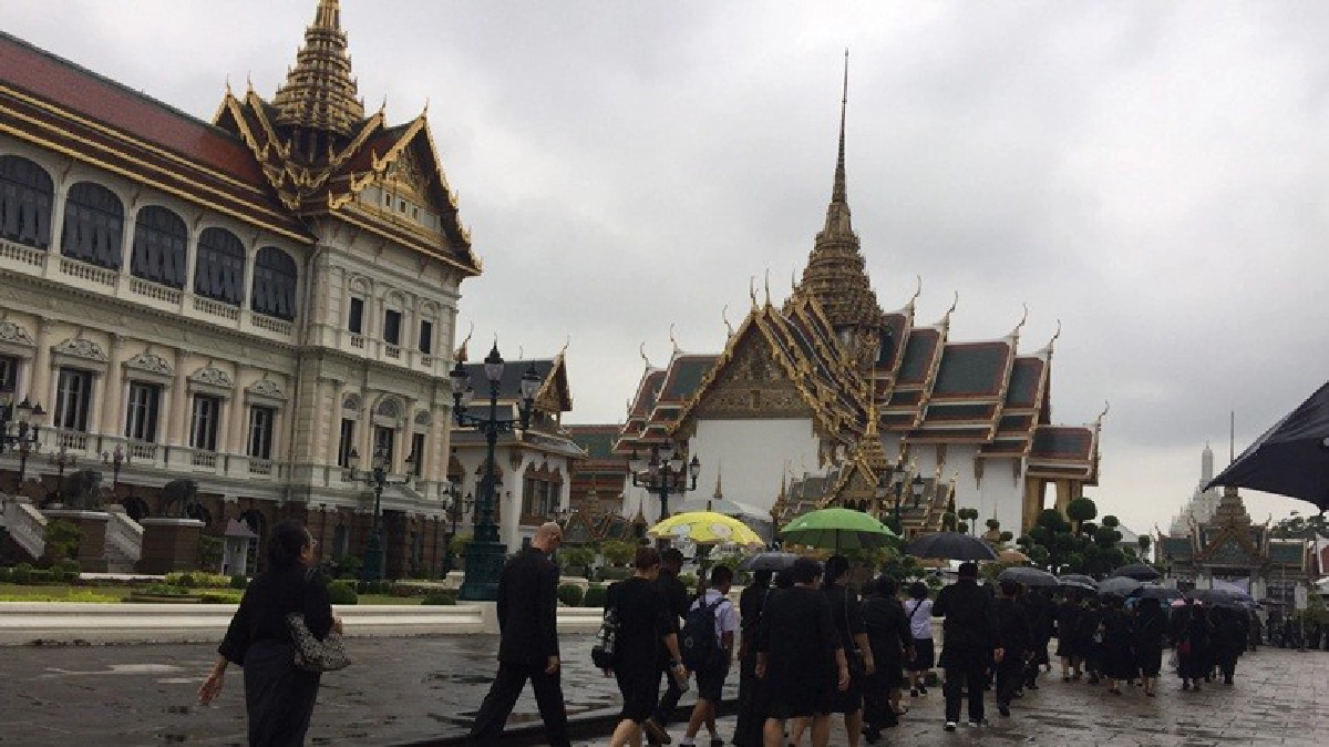 ประชาชนไม่ถอย เข้าแถวคอยสักการะพระบรมศพกลางฝน ประชาชนไม่ถอย เข้าแถวคอยสักการะพระบรมศพกลางฝน