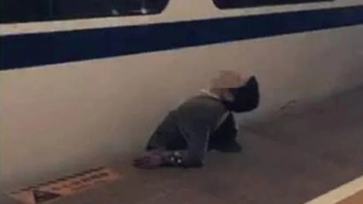 ดับสยอง !! ถูกรถไฟอัดกับชานชาลา