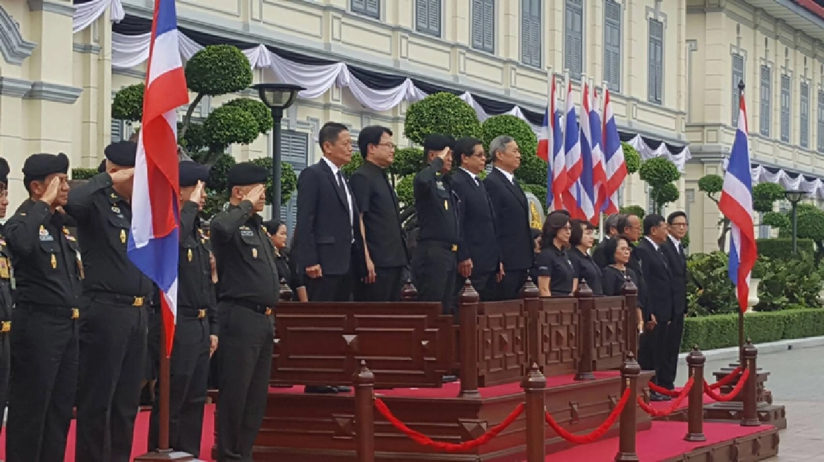 "ผบ.ทบ."ปล่อยขบวนรถ บรรทุกน้ำช่วยภัยแล้ง