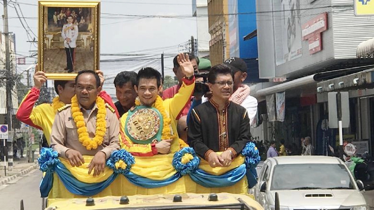 แม่หอมแก้มรับขวัญ“เจ้าแหลม”แชมป์โลกชาวไทย แม่หอมแก้มรับขวัญ“เจ้าแหลม”แชมป์โลกชาวไทย