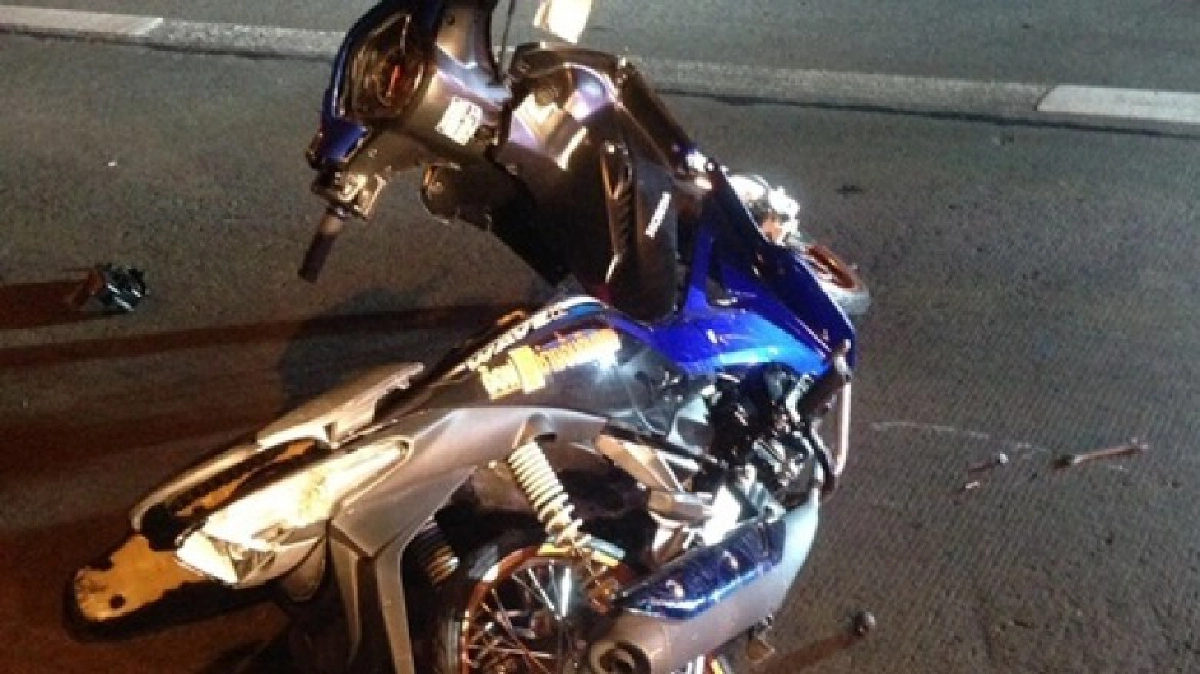 วัยรุ่น 17 ปี ขี่จยย.พุ่งชนท้ายรถพ่วงเสียชีวิต วัยรุ่น 17 ปี ขี่จยย.พุ่งชนท้ายรถพ่วงเสียชีวิต