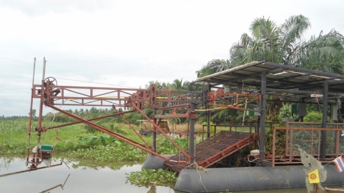 เรือไฟฟ้าโซลาร์เซลล์เก็บผักตบชวา 