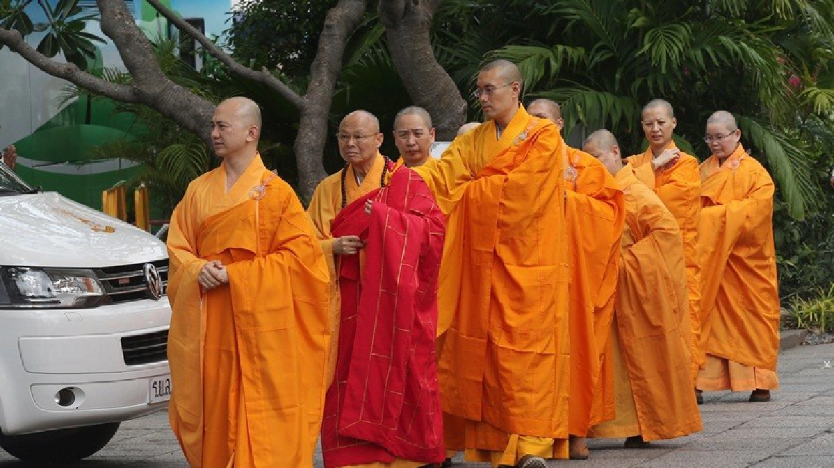 บรรพชิตจากทั่วโลกปลงสังเวชพระบรมศพ 