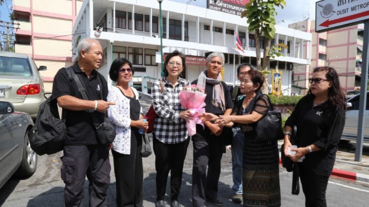 ตร.นำตัวแกนนำคปพ.ฟ้องศาลชุมนุมเขตพระราชฐาน ตร.นำตัวแกนนำคปพ.ฟ้องศาลชุมนุมเขตพระราชฐาน