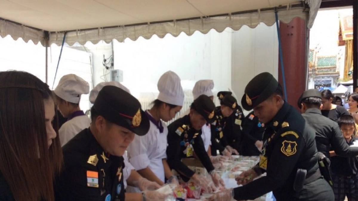 พสกนิกรอิ่มท้องอาหารพระราชทาน 4 มื้อ