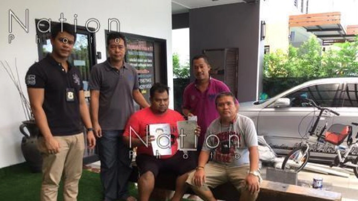 ทรุดกองพื้นเห็นหมายจับ!ตร.บุกบ้านรวบนักค้ายาระดับชาติ ทรุดกองพื้นเห็นหมายจับ!ตร.บุกบ้านรวบนักค้ายาระดับชาติ