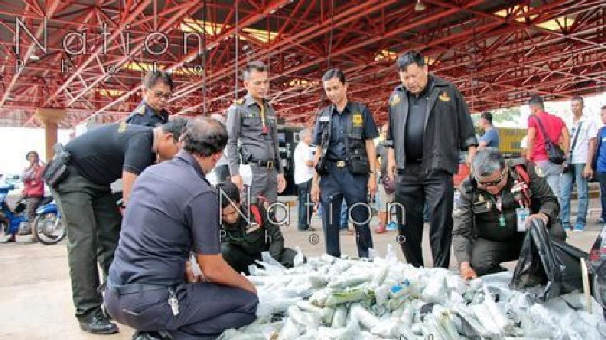 จับลักลอบขนใบกะท่อมซุกเก๋งเกือบ 100 กิโล คาด่านสะเดา จับลักลอบขนใบกะท่อมซุกเก๋งเกือบ 100 กิโล คาด่านสะเดา