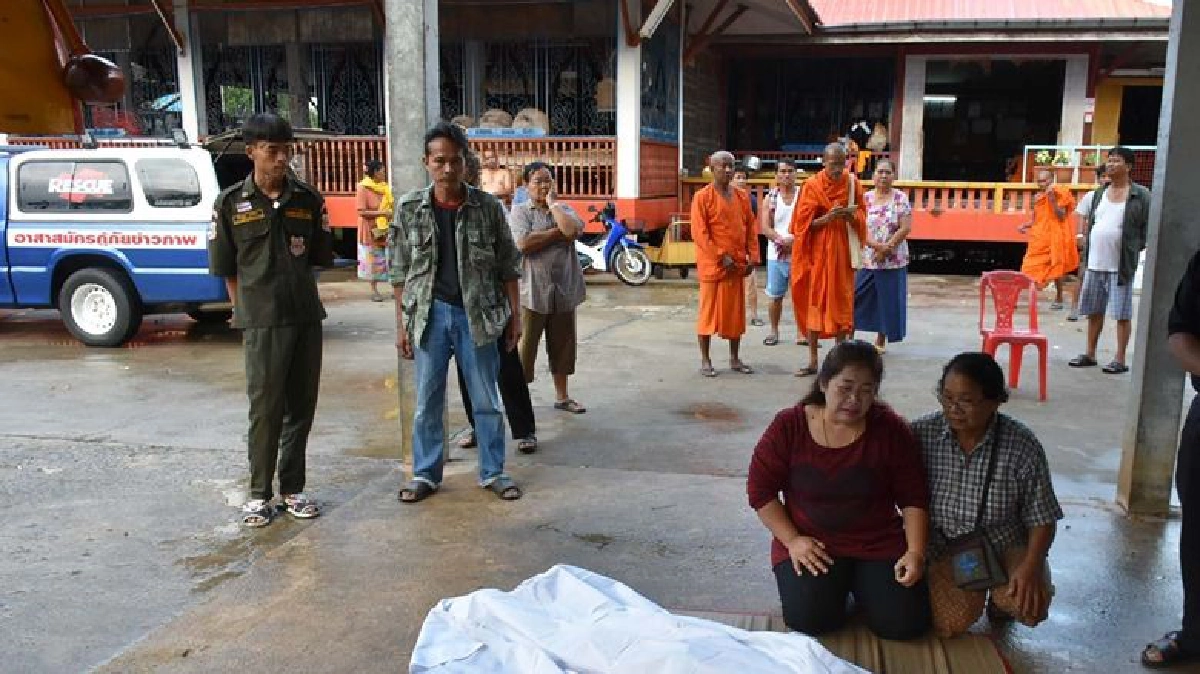“เจ้าอาวาส”ปีนระเบียงซ่อมเต็นท์ผ้าใบพลัดตกมรณภาพ “เจ้าอาวาส”ปีนระเบียงซ่อมเต็นท์ผ้าใบพลัดตกมรณภาพ