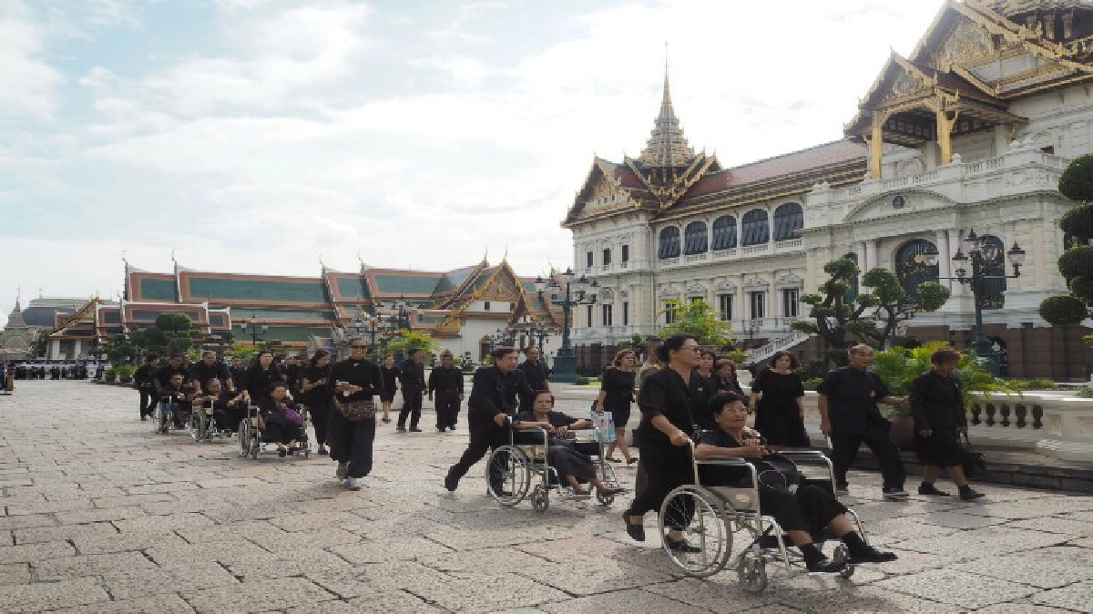 ประชาชนเข้ากราบพระบรมศพแล้วกว่า 5 ล้านคน ประชาชนเข้ากราบพระบรมศพแล้วกว่า 5 ล้านคน