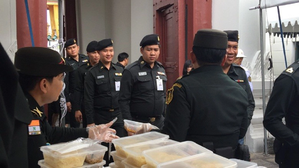อาหารเพียบพร้อมพระราชทานแด่ปชช.ที่มาน้อมสักการะพระบรมศพ