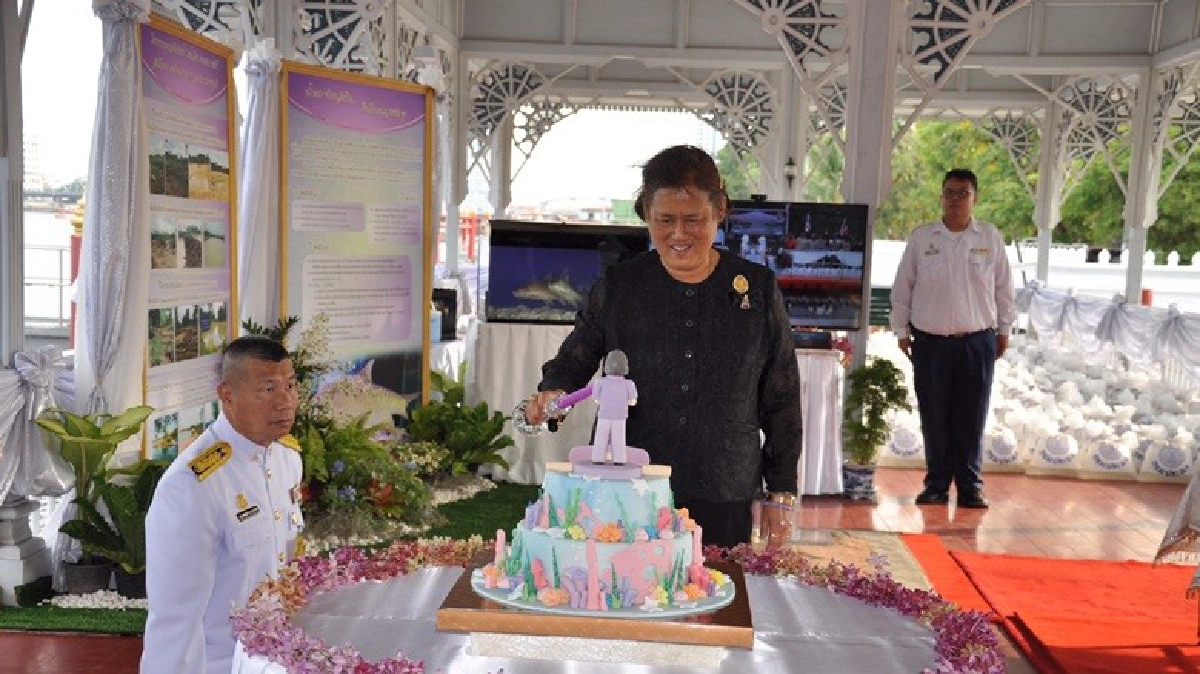สมเด็จพระเทพฯ ทรงตัดเค้กเนื่องในวันคล้ายวันพระราชสมภพ