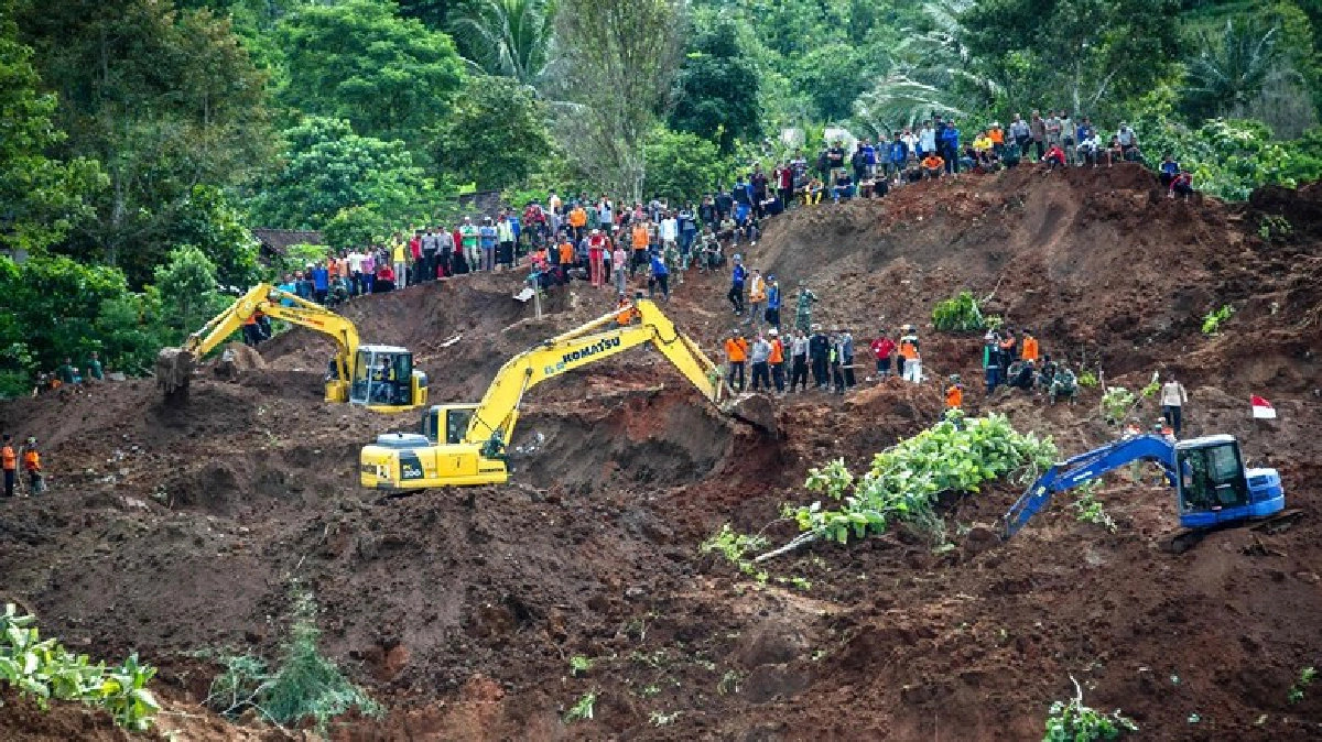 ดินถล่มชวาฝังชาวบ้านเกือบ 30 คน ดินถล่มชวาฝังชาวบ้านเกือบ 30 คน