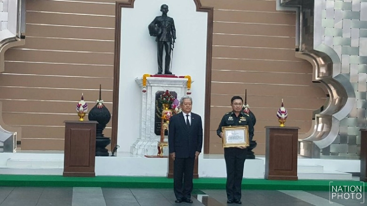 องคมนตรี มอบ ประกาศเกียรติคุณ 3 ศิษย์เก่าดีเด่น องคมนตรี มอบ ประกาศเกียรติคุณ 3 ศิษย์เก่าดีเด่น