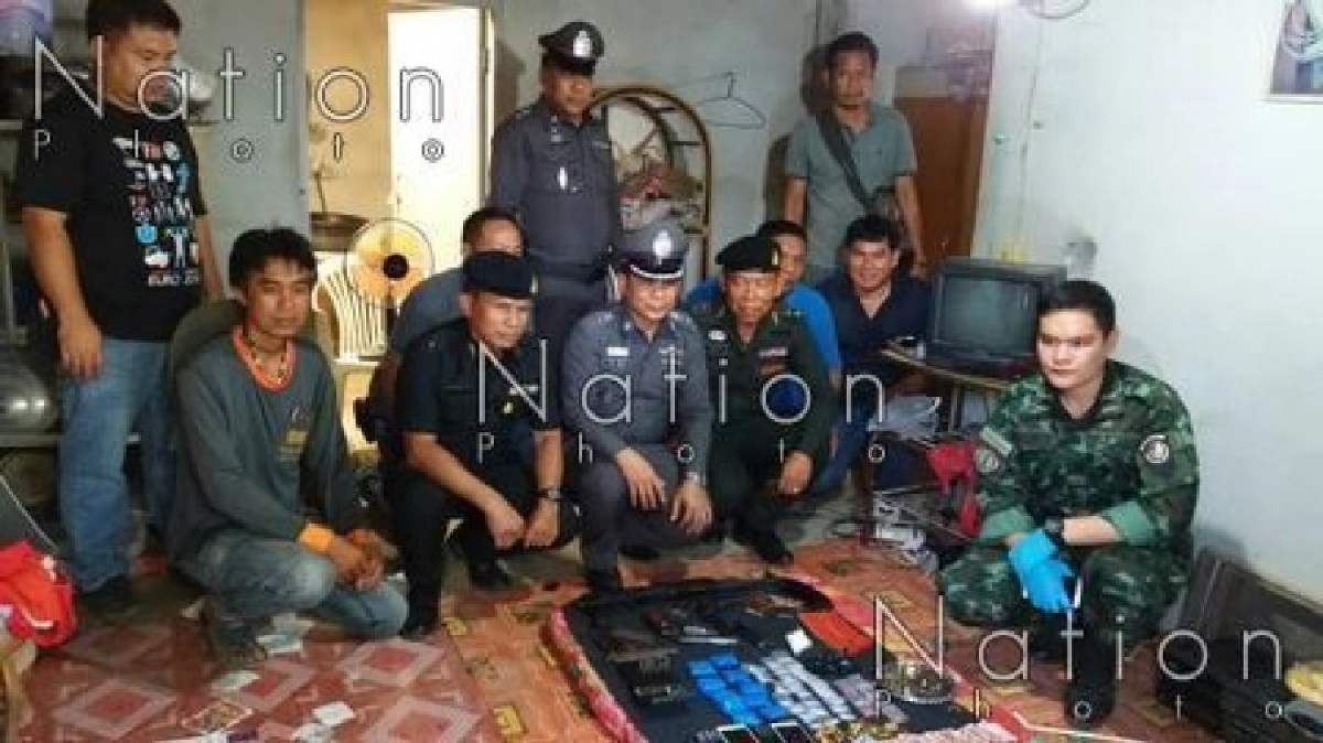 ตร.บุกล้อมบ้านนักค้ายายิงสู้ เจอยิงสวนจอดสนิท ตร.บุกล้อมบ้านนักค้ายายิงสู้ เจอยิงสวนจอดสนิท