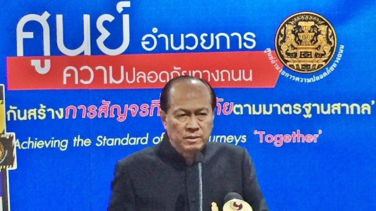 ห้ามนั่งท้ายกระบะสาดน้ำเด็ดขาด  !! 