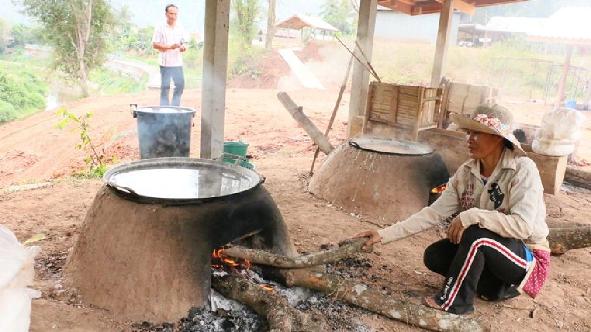พบบ่อเกลือ2,000ปีริมแม่น้ำเหืองชาวบ้านนำมาทำเกลือสินเธาว์ขาย พบบ่อเกลือ2,000ปีริมแม่น้ำเหืองชาวบ้านนำมาทำเกลือสินเธาว์ขาย