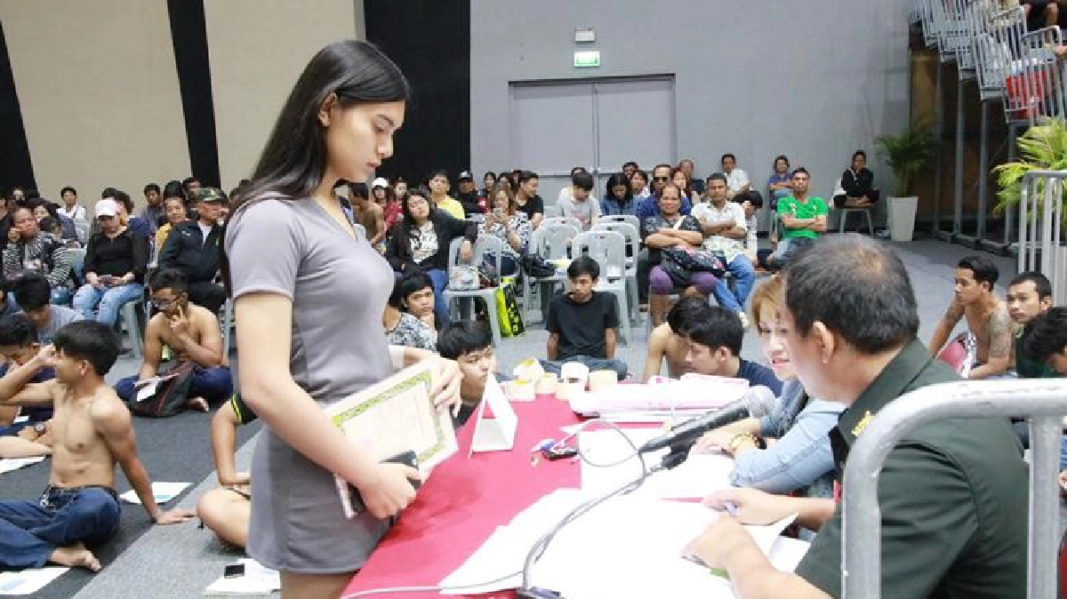 สาวประเภทสองแห่รายงานตัวทหารเกณฑ์ สาวประเภทสองแห่รายงานตัวทหารเกณฑ์
