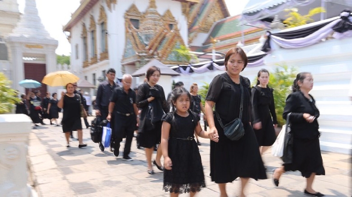 ประชาชนกราบพระบรมศพต่อเนื่อง