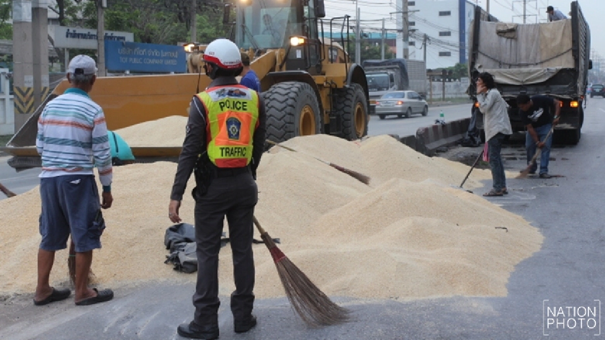 รถพ่วงบรรทุก'ข้าว'คว่ำ เทกระจาดเกลื่อนถนน