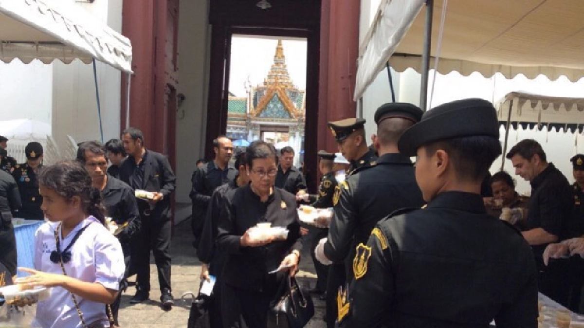 อาหารพระราชทาน บริการประชาชนหลังเข้ากราบพระบรมศพ 
