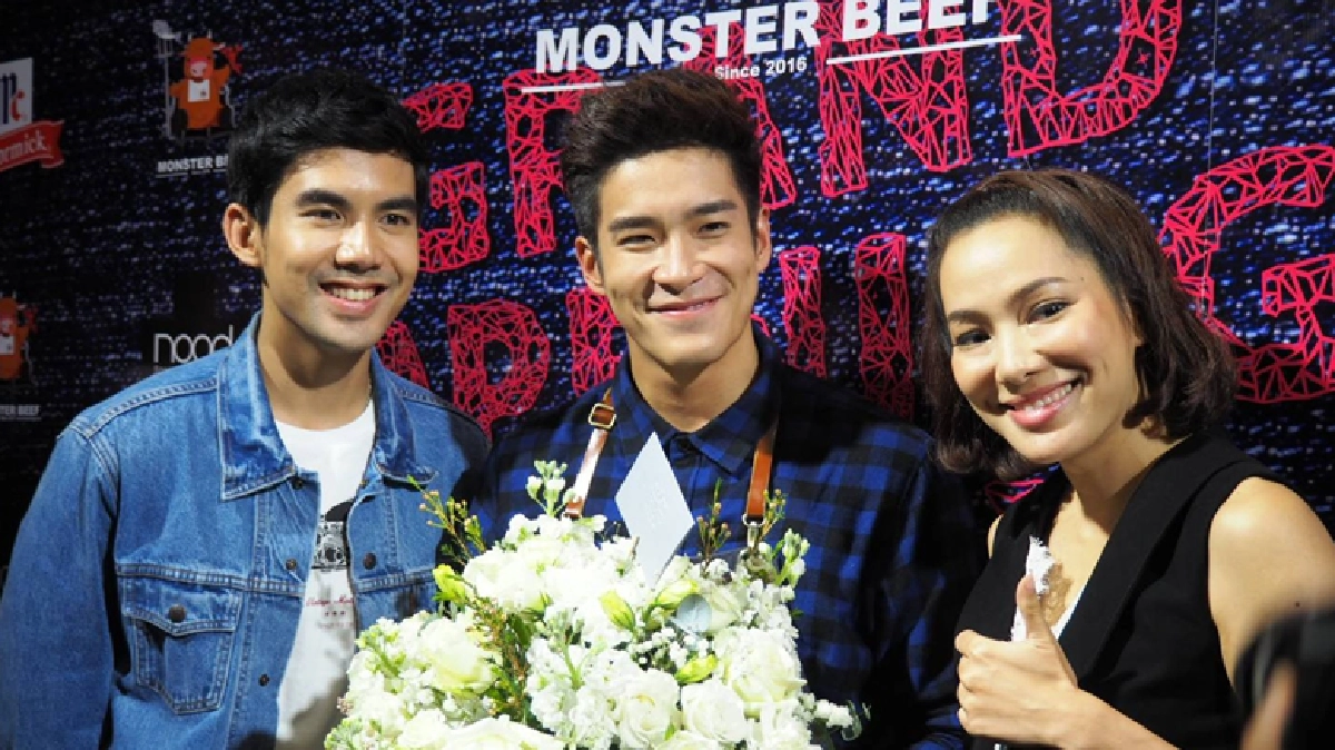 'จอย' หนีบ 'เต๋อ' ร่วมยินดี 'อาเล็ก' (คลิป)