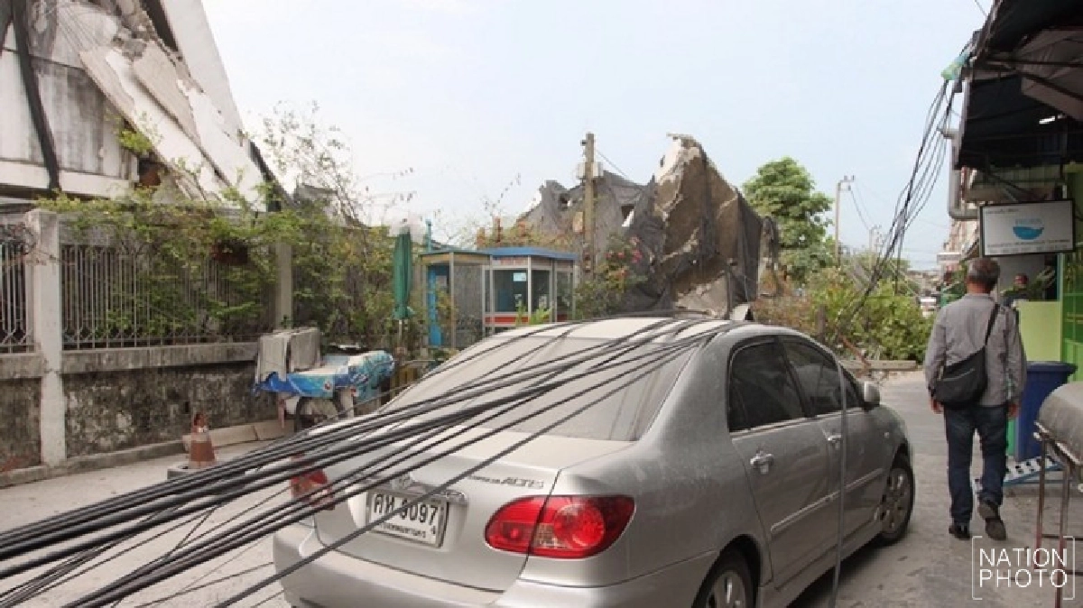 รื้ออาคารโรงเรียนพลาด เสาไฟฟ้าล้ม ชาวบ้านเดือนร้อน รื้ออาคารโรงเรียนพลาด เสาไฟฟ้าล้ม ชาวบ้านเดือนร้อน