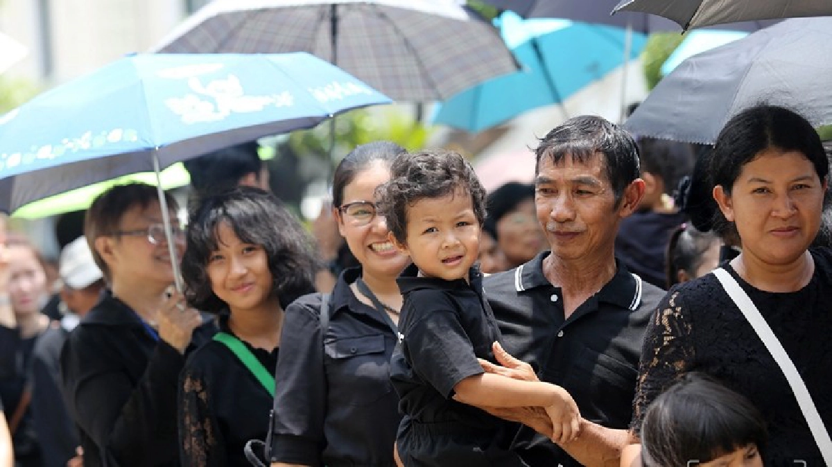 ปชช.ต่อแถวเข้าถวายสักการะพระบรมศพ (ภาพชุด) ปชช.ต่อแถวเข้าถวายสักการะพระบรมศพ (ภาพชุด)