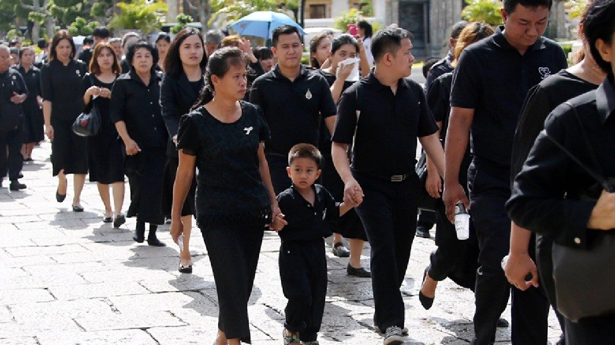 ประชาชนฝ่าเปลวแดดสักการะพระบรมศพ ประชาชนฝ่าเปลวแดดสักการะพระบรมศพ