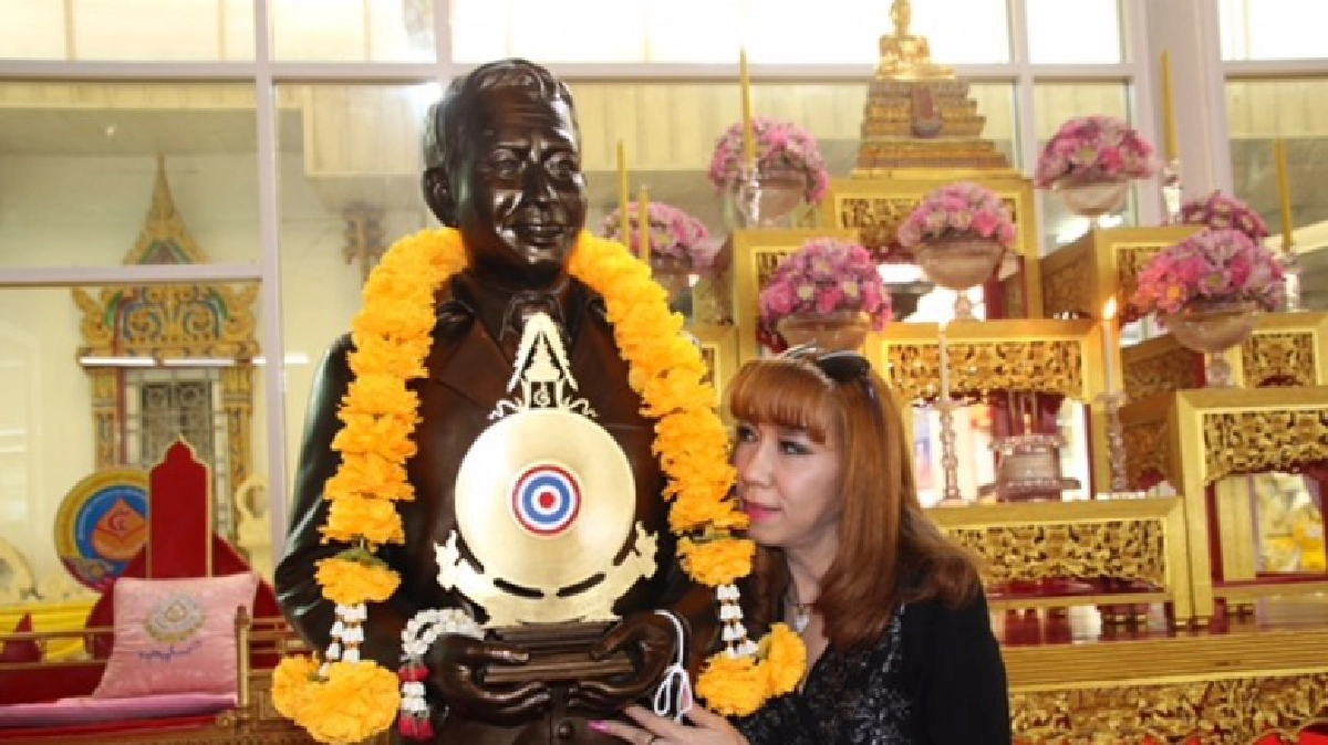 ปั้นหุ่น ทูล ทองใจ ตั้งวัดไร่ขิงลูกสาวนำกระดูก7ชิ้นใส่ใต้ฐาน