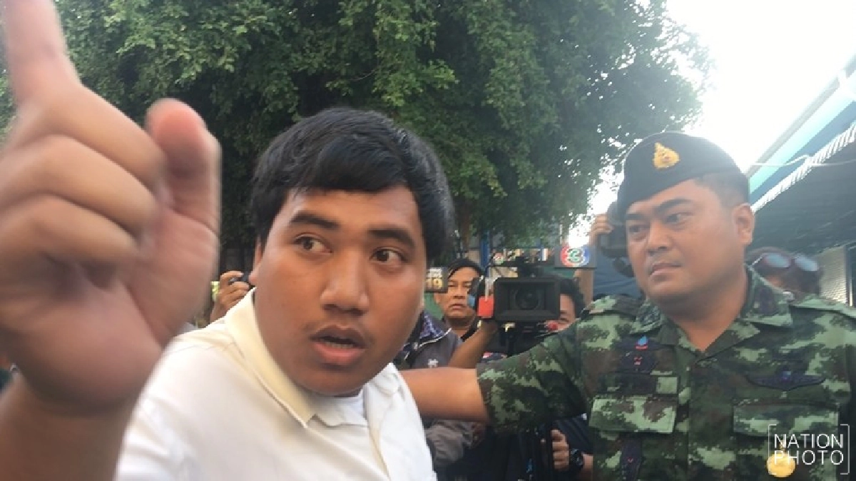 คลิป!! ทหาร ปะทะ “จ่านิว” คลิป!! ทหาร ปะทะ “จ่านิว”