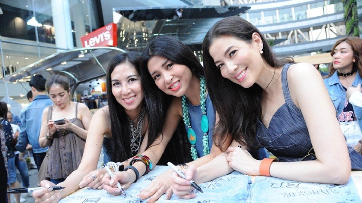 สาวๆ สนุกกับกิจกรรมดีไอวายกางเกงยีน 