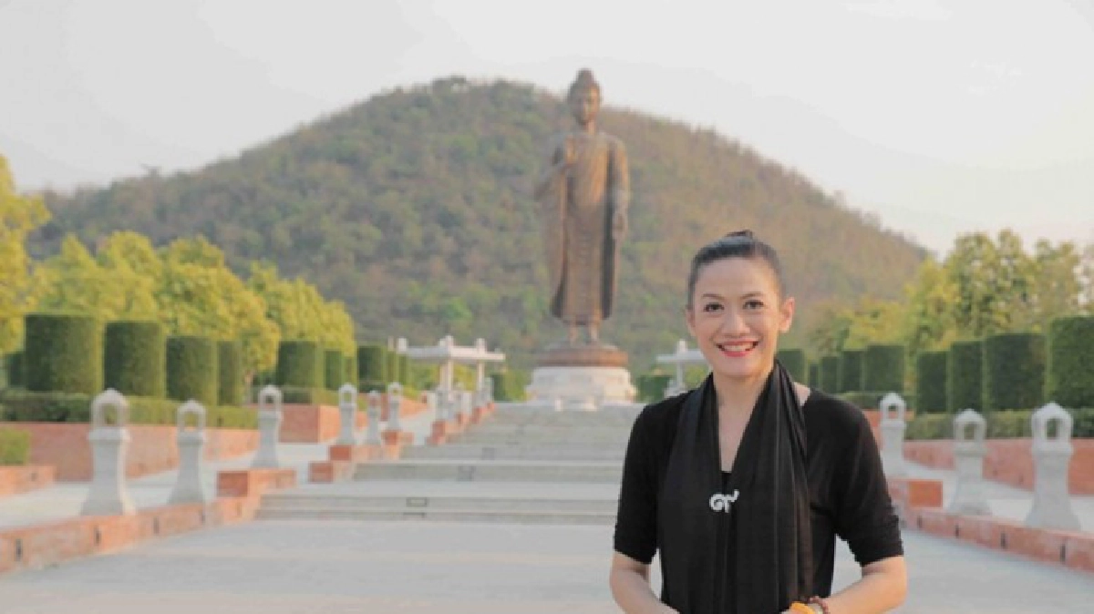 'น้อย' เที่ยวชิลๆ ละลานตาสวนพันธุ์ไม้ อลังการพระปางขอฝน 