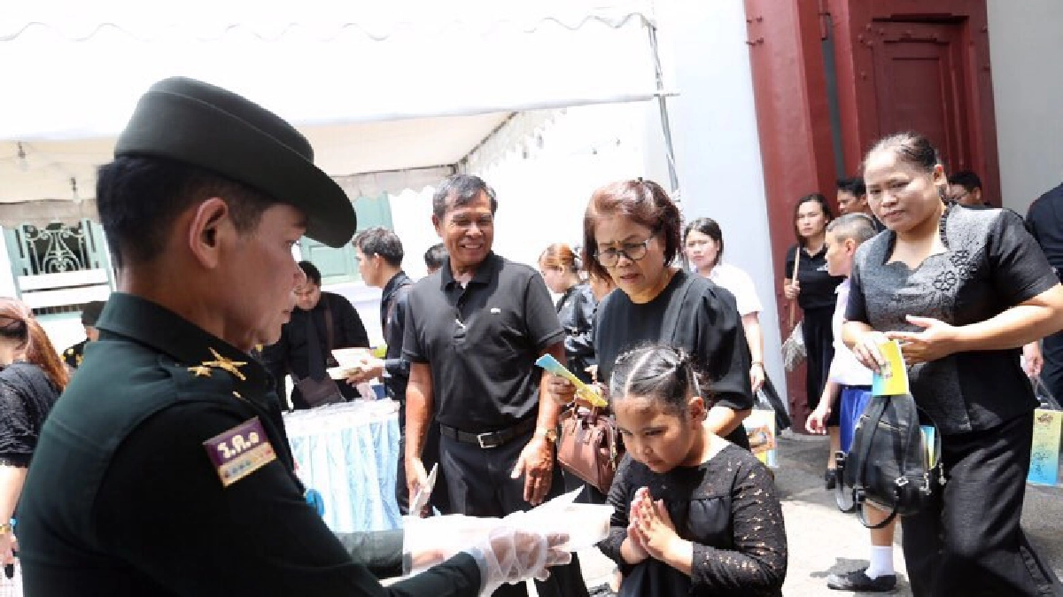 สมเด็จพระเจ้าอยู่หัวพระราชทานอาหาร น้ำดื่ม 4 มื้อ แก่พสกนิกร