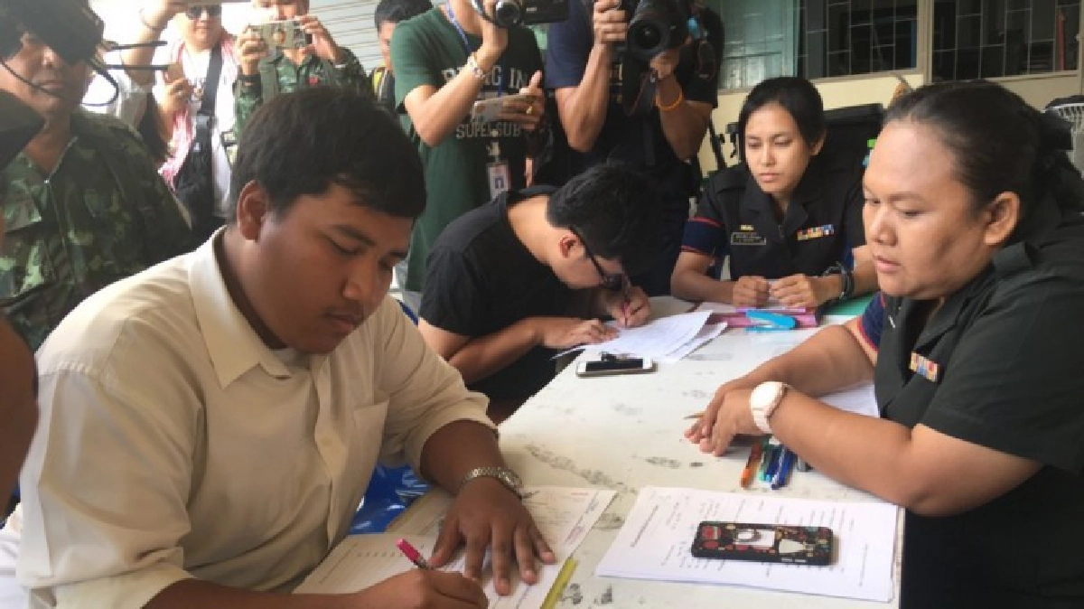 “จ่านิว”สละสิทธิ์ผ่อนผัน ลุ้นจับใบดำ-ใบแดงแทน “จ่านิว”สละสิทธิ์ผ่อนผัน ลุ้นจับใบดำ-ใบแดงแทน