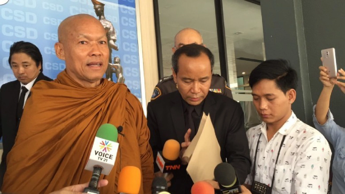 “พระพุทธอิสระ”นำหลักฐานเอกสารให้ตำรวจ “พระพุทธอิสระ”นำหลักฐานเอกสารให้ตำรวจ