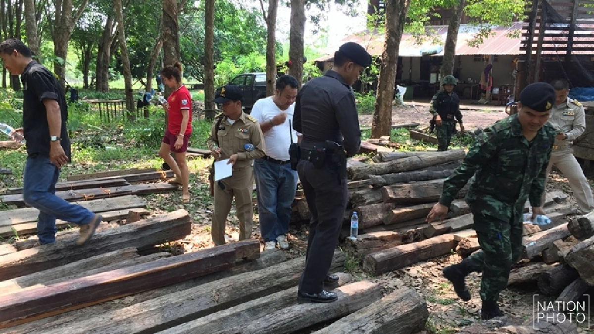 จับสิบล้อขน'ไม้พะยูง'เรือนเก่า