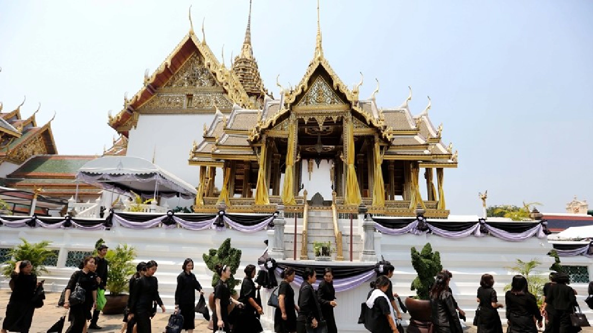 วันสงกรานต์ ยังเปิดให้เข้ากราบพระบรมศพฯ ตามปกติ วันสงกรานต์ ยังเปิดให้เข้ากราบพระบรมศพฯ ตามปกติ